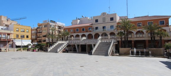 61m² Commercial property in Guardamar del Segura, Spain No. 56314 4