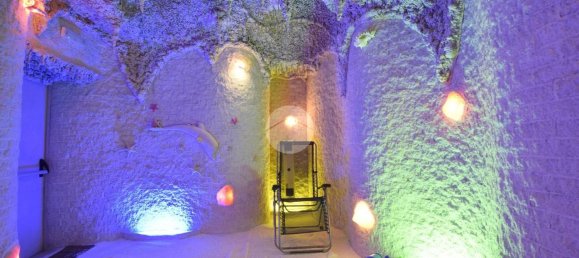 134m² Commercial property in Turin, Italy No. 67960 3