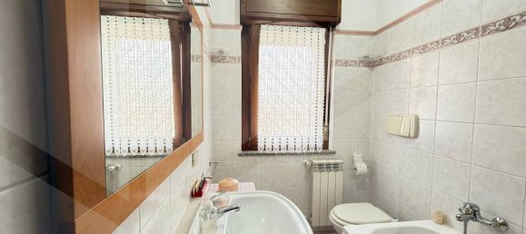 4-salle Appartement à Rome, Italy No. 25547 42