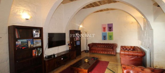 6 bedrooms House in Gharb, Malta No. 706 6