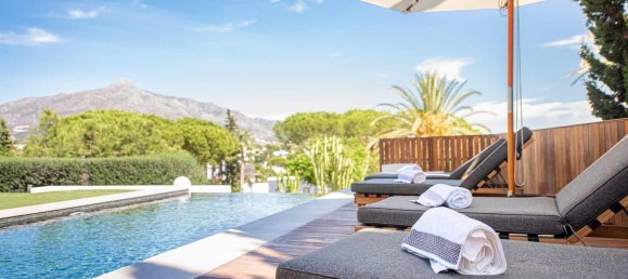 5 bedrooms Villa in Marbella, Spain No. 19002 3