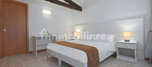 4 bedrooms Apartment in Venice, Italy No. 20316 8