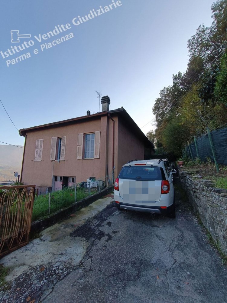 5 rooms Apartment in Tizzano Val Parma, Italy No. 196746