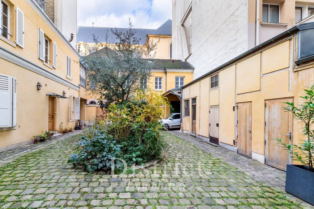 3 bedrooms Apartment in Paris, France No. 119343