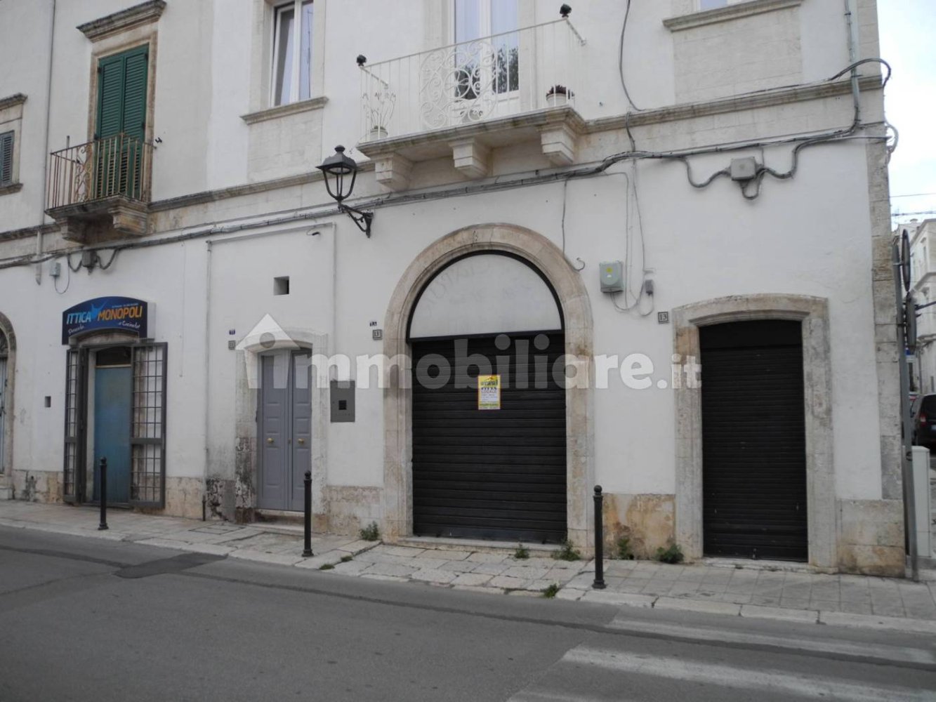 Propiedad comercial de 3 habitaciónes en Martina Franca, Italy No. 169240