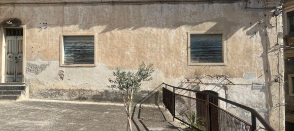 Дом с 7 комнатами в Лентини, Италия № 255715 2