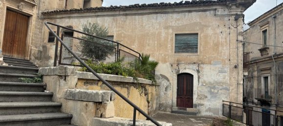 Дом с 7 комнатами в Лентини, Италия № 255715 3