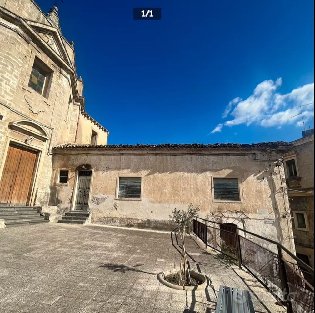 Дом с 7 комнатами в Лентини, Италия № 255715