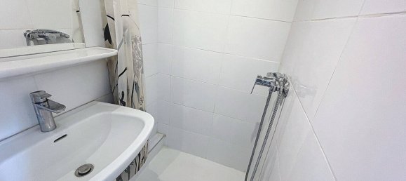 Studio in Paris, France No. 182731 3