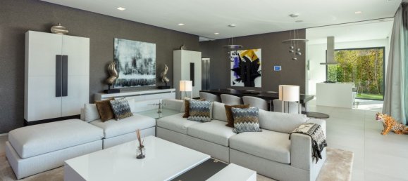 5 bedrooms Villa in Nueva Andalucia, Spain No. 4736 17