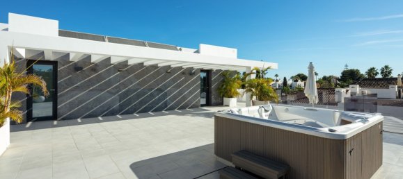 5 bedrooms Villa in Nueva Andalucia, Spain No. 4736 16