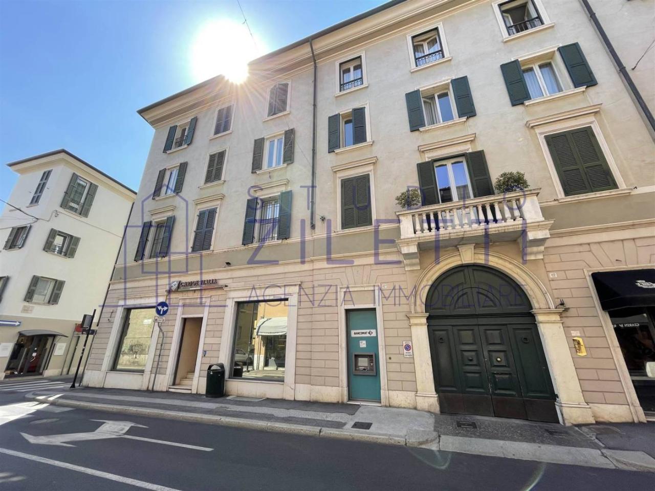 7 rooms Apartment in Brescia, Italy No. 70122