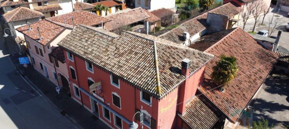 300m² Commercial property in Udine, Italy No. 204694 2