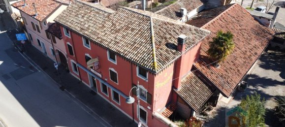 300m² Commercial property in Udine, Italy No. 204694 4