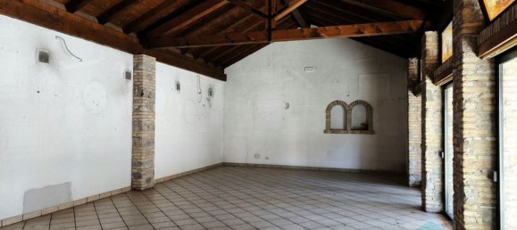 300m² Commercial property in Udine, Italy No. 204694 17