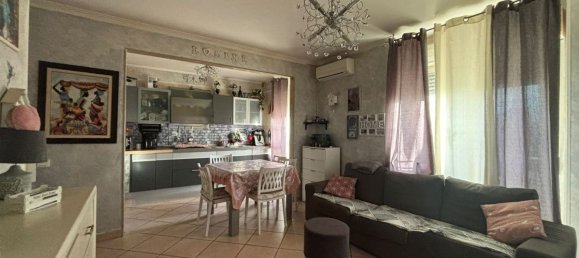 4-salle Appartement à Foggia, Italy No. 24540 10