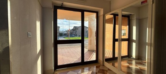 4-salle Appartement à Foggia, Italy No. 24540 8