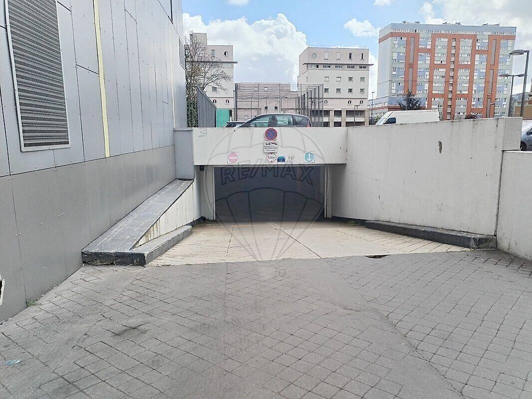 13m² Parking in Colombes, France No. 166929