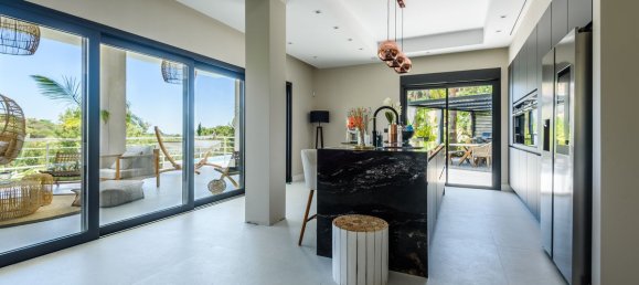 7 bedrooms Villa in Marbella, Spain No. 33850 3