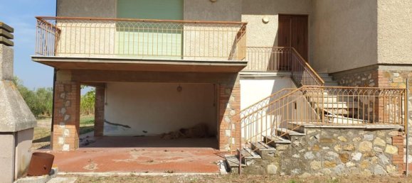 Дом с 11 комнатами в Гроссето, Италия № 49216 3