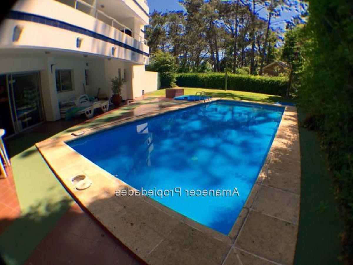 Apartamento de 3 dormitorios en Punta del Este, Uruguay No. 6127