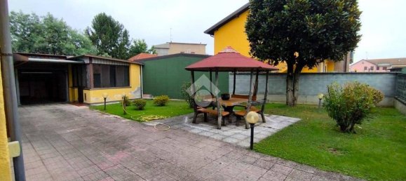 2 bedrooms House in Vigevano, Italy No. 207118 2