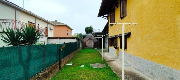 2 bedrooms House in Vigevano, Italy No. 207118 3
