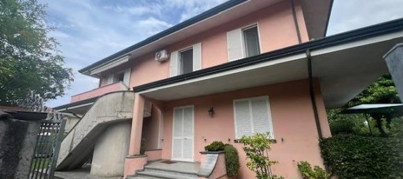 4 bedrooms House in Massa, Italy No. 295171 2