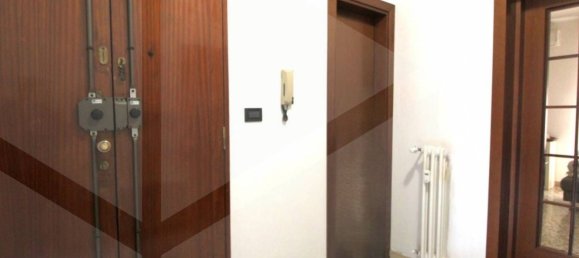 5 rooms Apartment in Pontedera, Italy No. 17134 8