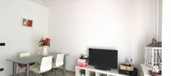 5 rooms Apartment in Pontedera, Italy No. 17134 3