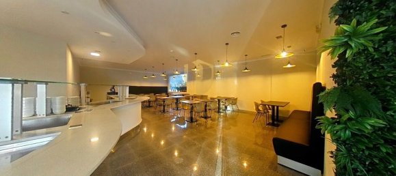 451m² Commercial property in Quarteira, Portugal No. 245420 8