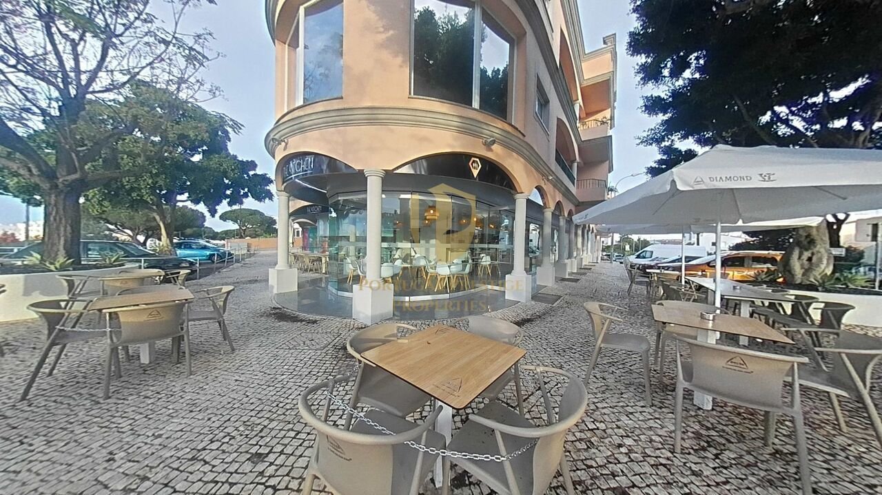 451m² Commercial property in Quarteira, Portugal No. 245420