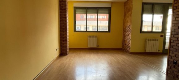 Apartamento de 4 dormitorios en León, Spain No. 114820 2