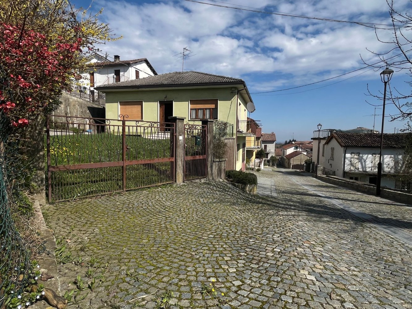 Дом с 7 комнатами в Кассинаско, Италия № 222806