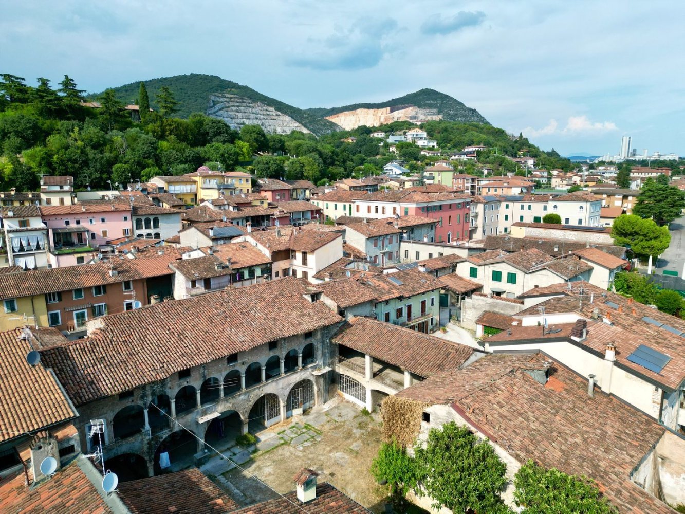 18 غرف نوم شقة في Rezzato, Italy رقم 384821