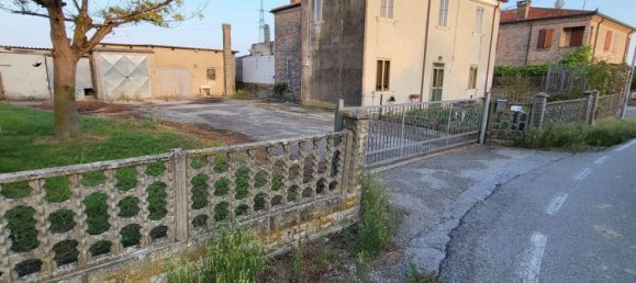 5 bedrooms House in Ferrara, Italy No. 319727 2