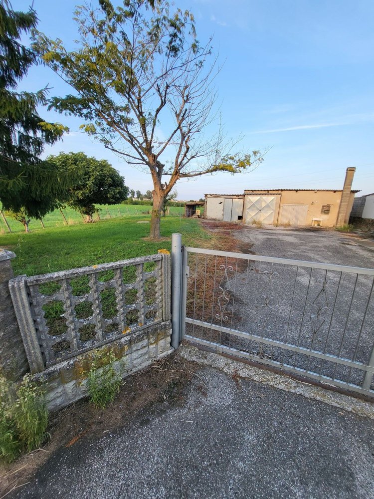 5 bedrooms House in Ferrara, Italy No. 319727