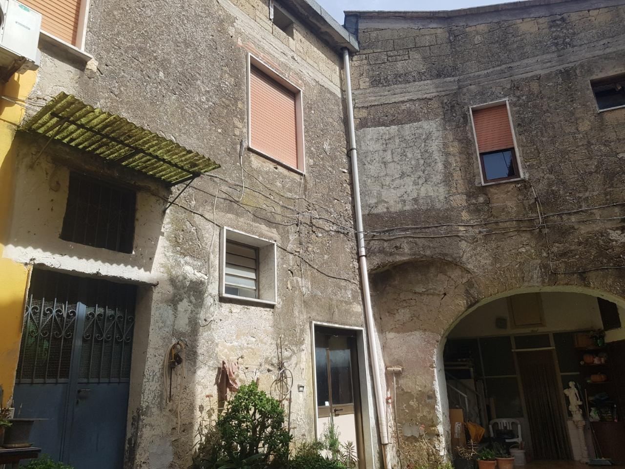 4 rooms House in Mercato San Severino, Italy No. 33493