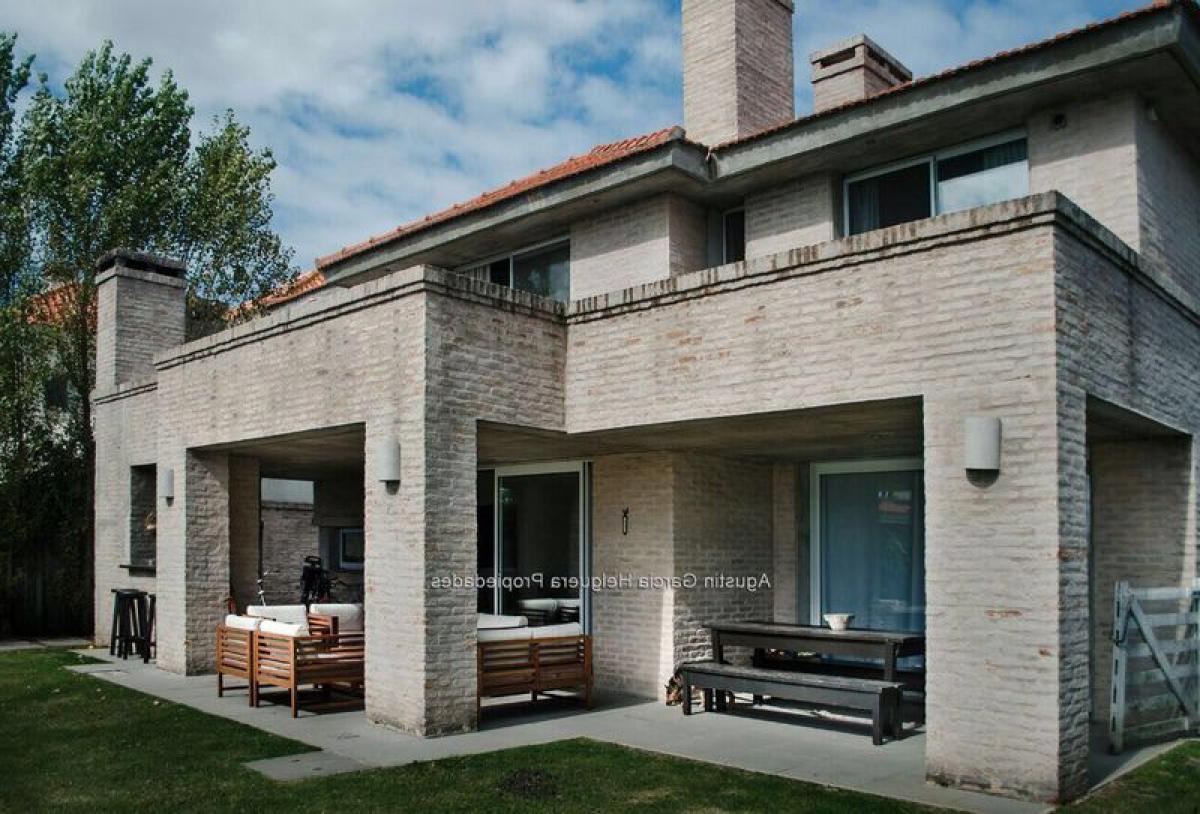 Дом с 4 спальнями в Монтевидео, Уругвай № 11415