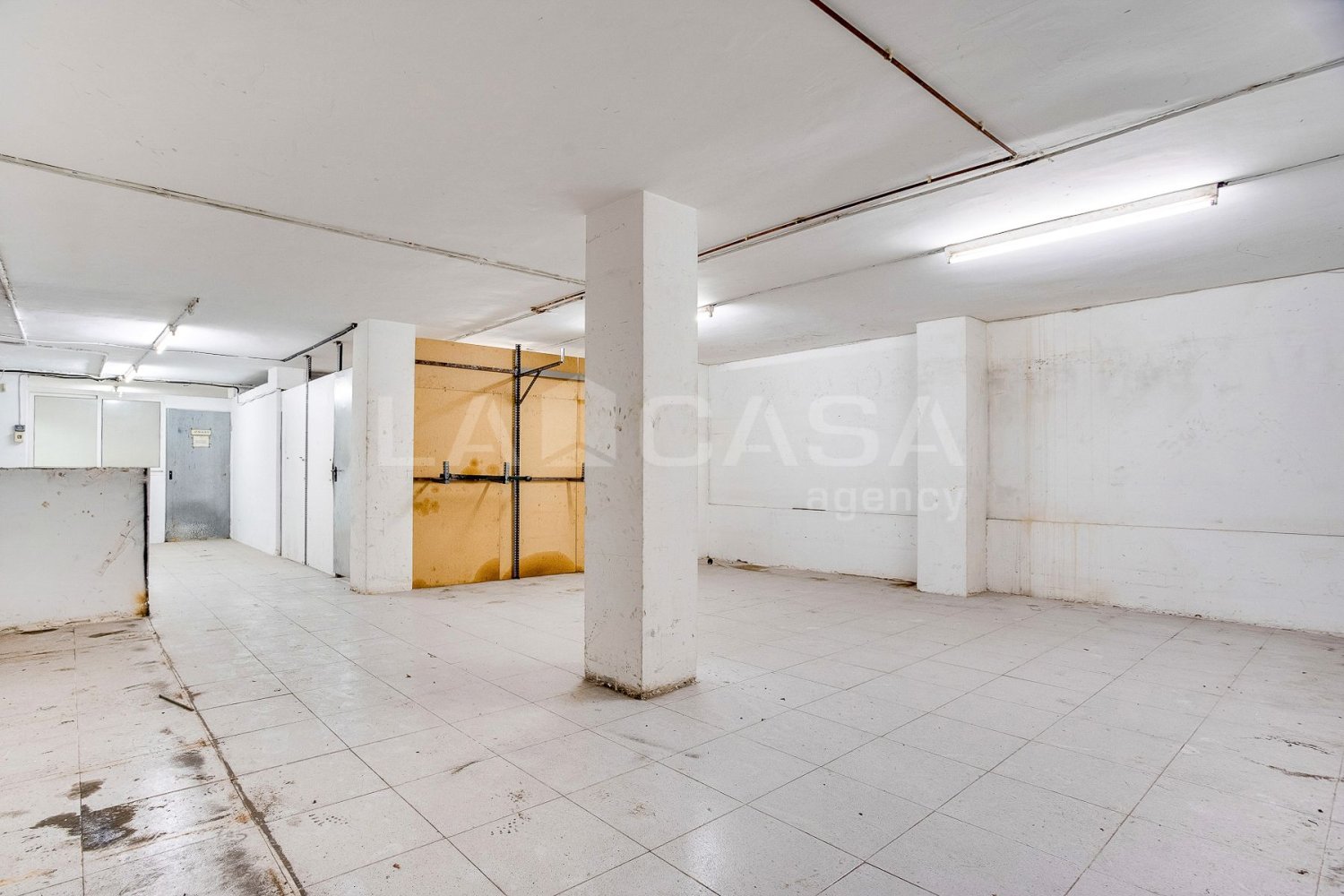 551m² Commercial property in Cornella De Llobregat, Spain No. 173409