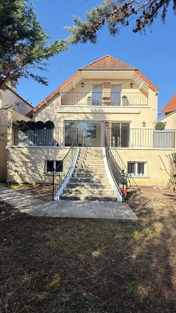 4 bedrooms House in Verrieres-le-Buisson, France No. 123598