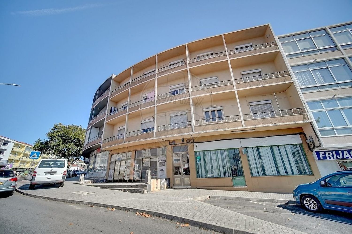 832m² Building in Seixal, Portugal No. 290983