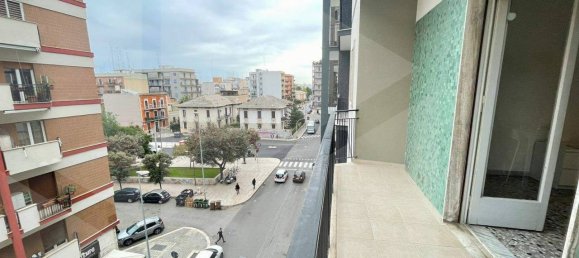 Apartamento de 4 habitaciónes en Bari, Italy No. 29138 2