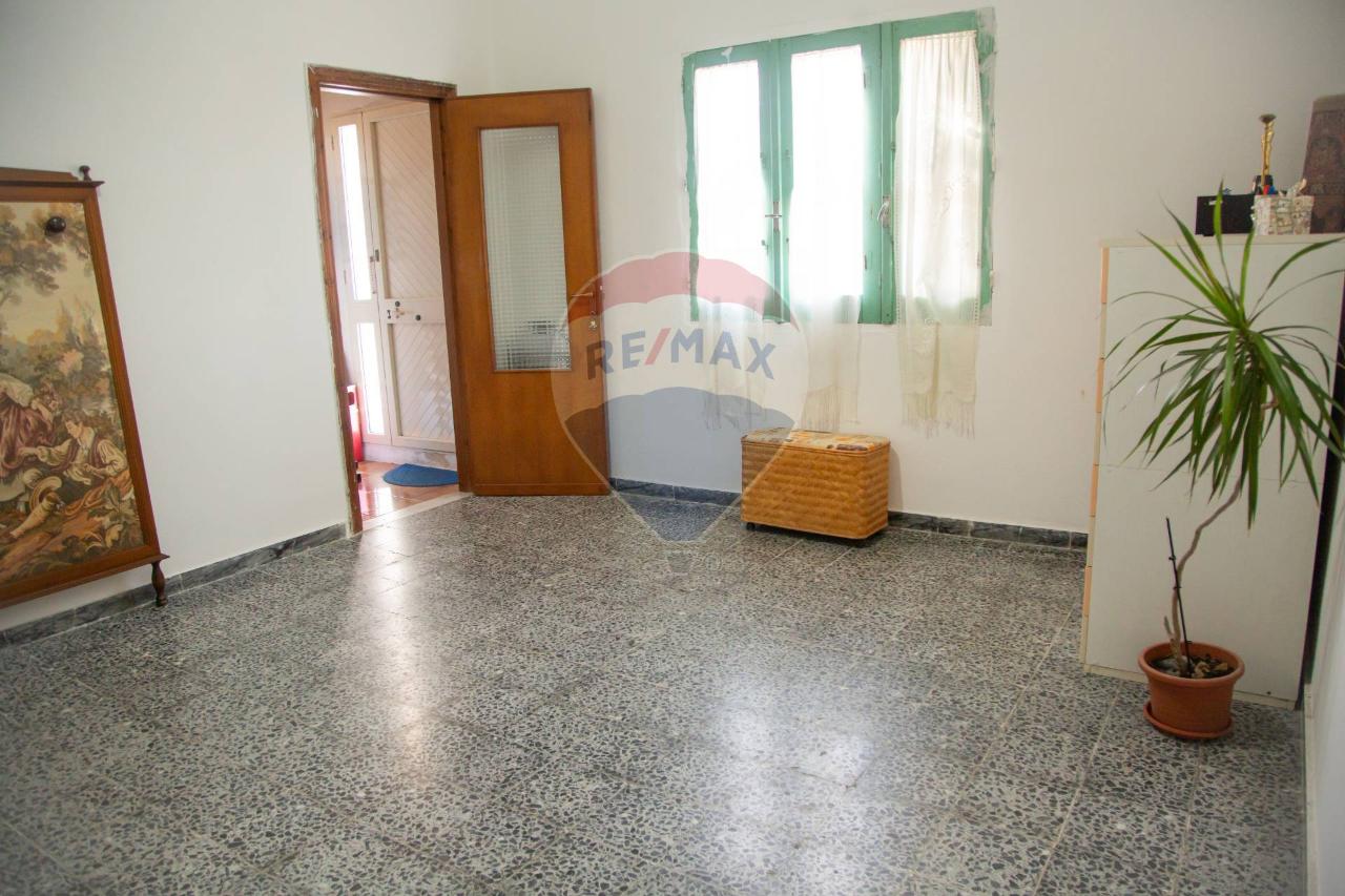 Casa de 5 habitaciónes en Assemini, Italy No. 30579