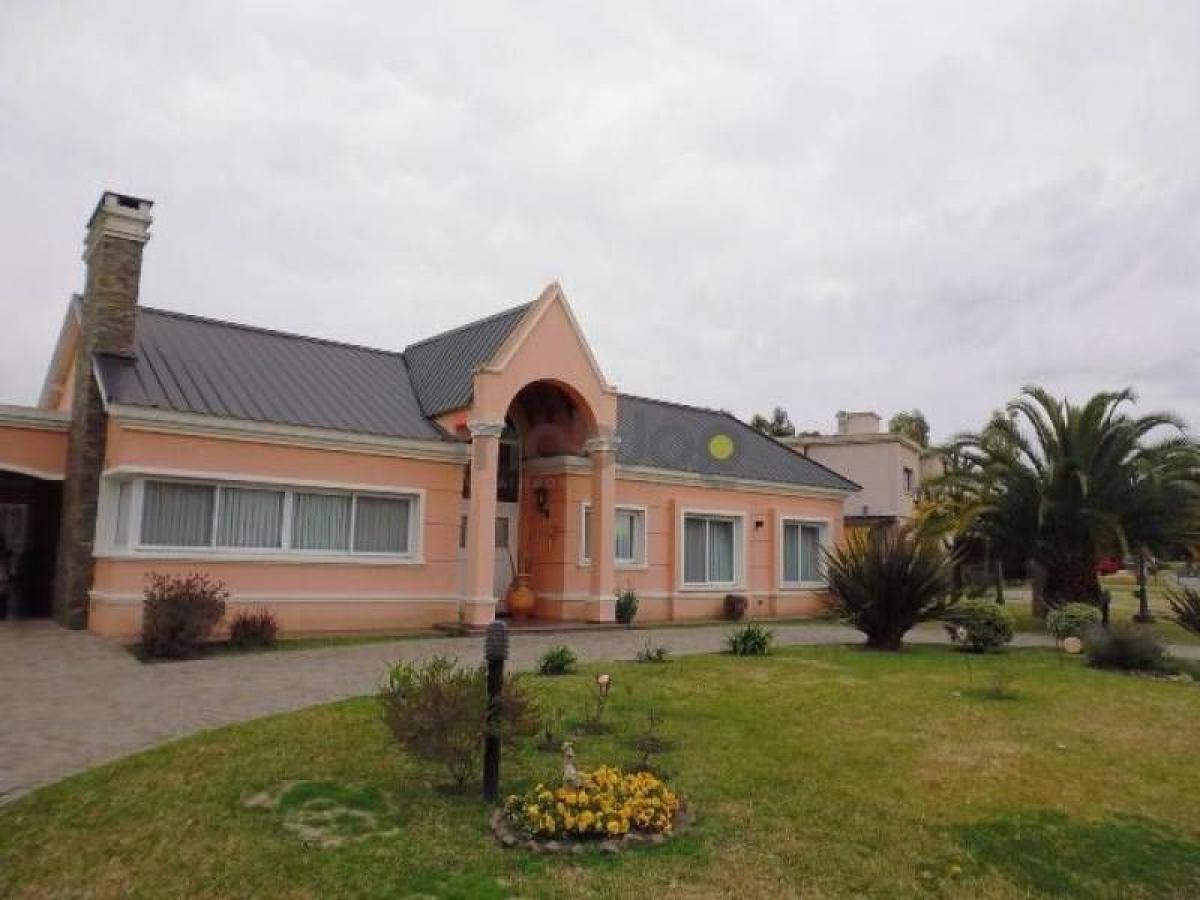 4 bedrooms House in Berazategui, Argentina No. 20835