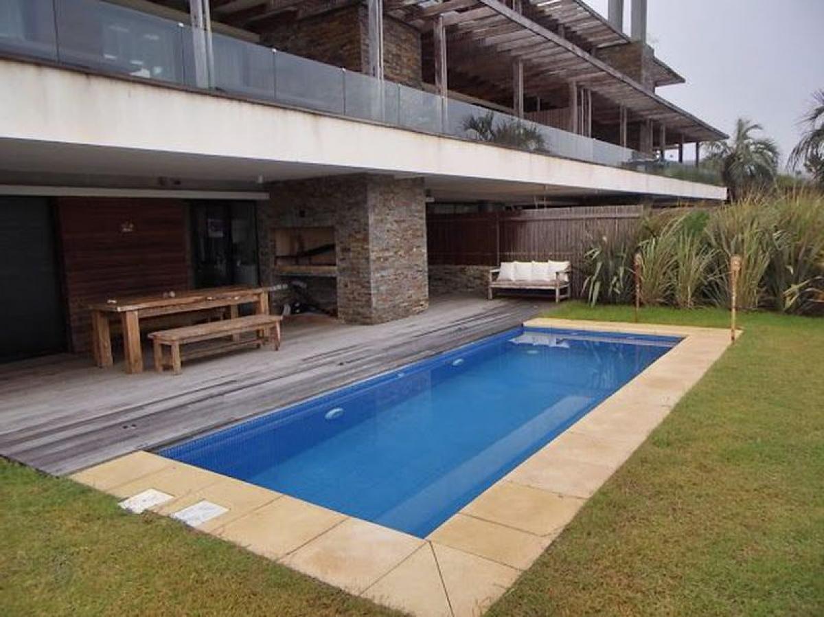 Apartamento de 3 dormitorios en Maldonado, Uruguay No. 1086