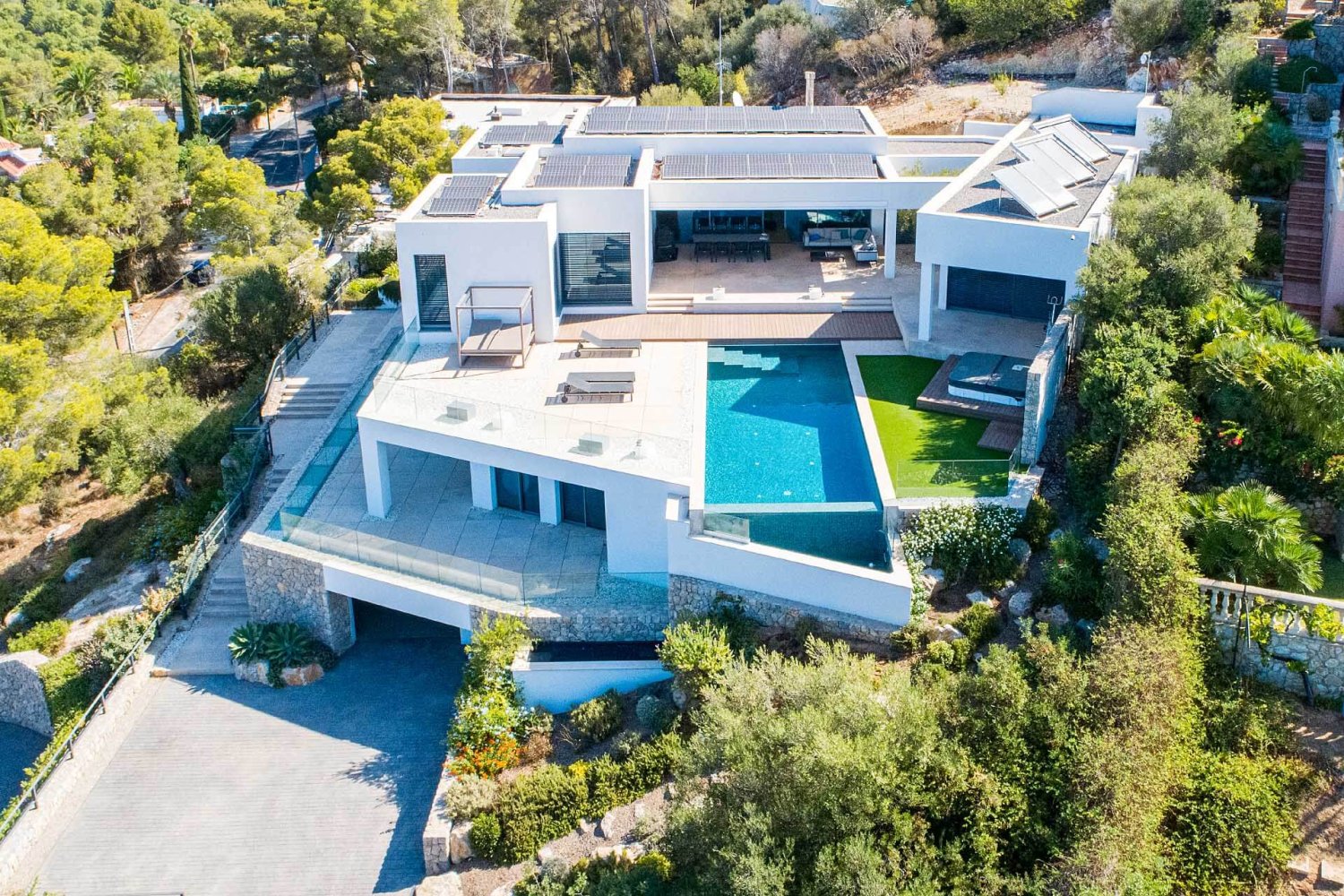 5 bedrooms Villa in Santa Ponsa, Spain No. 973