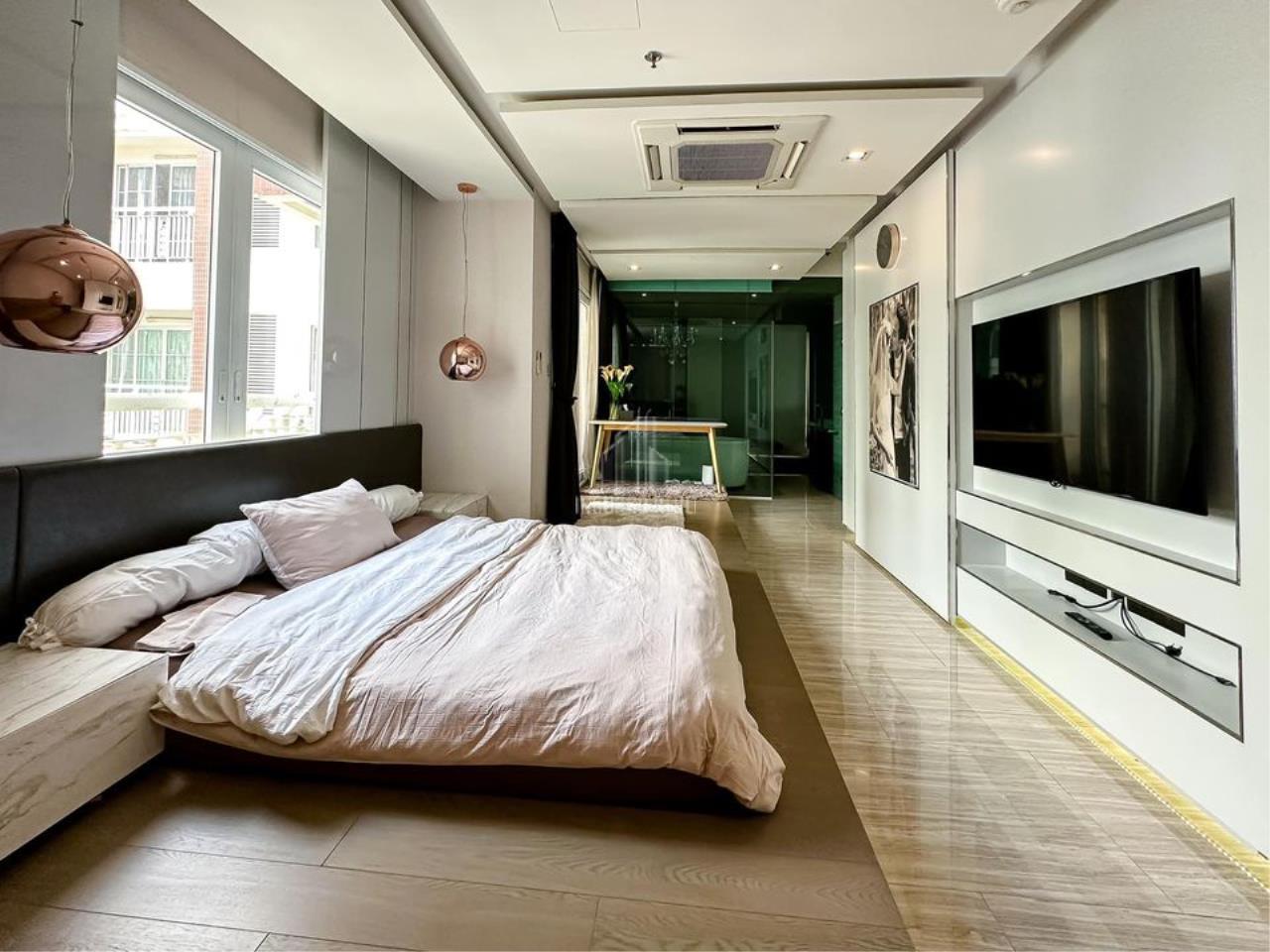 3 bedrooms Penthouse in Khlong Toei, Thailand No. 8830