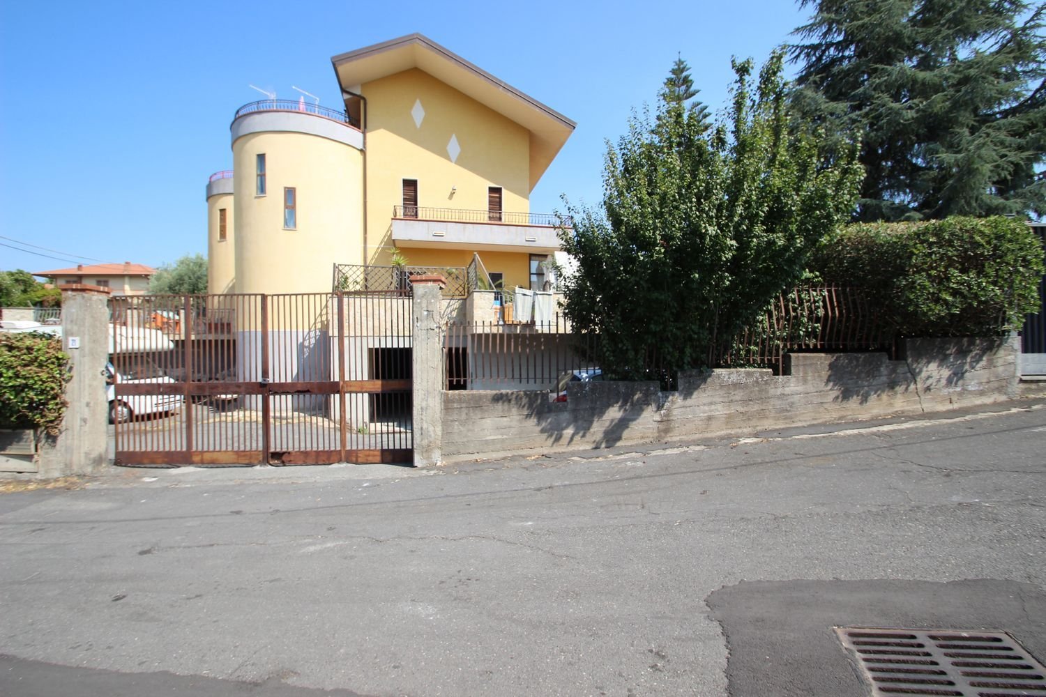 Propiedad comercial en Mascalucia, Italy 390 m² No. 301717
