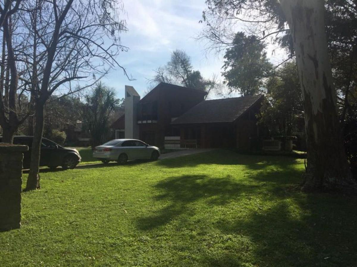 4 bedrooms House in Presidente Peron, Argentina No. 65297